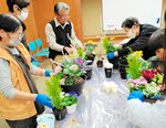寄せ植えを作る参加者