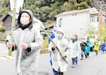 【沖浦の山の神】
顔に墨を塗り、お供え物を持って山の神のほこらを目指す子どもたち＝７日、香美町香住区沖浦
