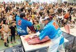 割裁人がさばくマグロの解体ショーに歓声を上げる来場者＝１６日、鳥取県境港市昭和町の県営境港水産物地方卸売市場２号上屋