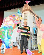 フォトモとイラストを組み合わせた作品をＰＲする糸崎さん（左）と朝倉さん＝７日、米子市西町の市児童文化センター