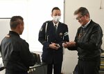 従業員が使用したアルコール検知器の数値を確認する小杉所長（右）＝２９日、鳥取市千代水３丁目の尾家産業鳥取営業所