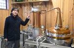 　マツザキの蒸留所で作業をする松崎裕大社長＝３月、埼玉県川越市