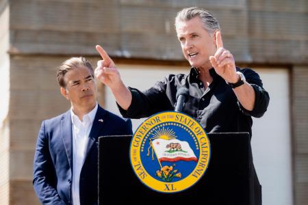 　カリフォルニア州のアーモンド農園で記者会見するギャビン・ニューサム州知事＝１６日、セレス（ＡＰ＝共同）