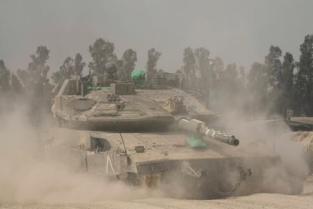 　１８日、イスラエル南部のガザ境界近くで進むイスラエル軍戦車（ＡＰ＝共同）
