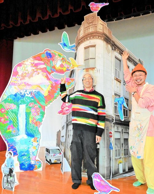 フォトモとイラストを組み合わせた作品をＰＲする糸崎さん（左）と朝倉さん＝７日、米子市西町の市児童文化センター