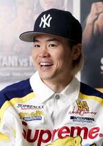 　インタビューに答える那須川天心選手