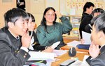一緒にミッションをクリアし、生徒と英語で会話するサユリさん（中央奥）＝６日、新温泉町細田の夢が丘中