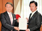 提言書を中谷氏（右）に手渡す平井知事＝２日、東京都千代田区の経済産業省