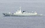 　ロシア海軍の艦艇と航行した中国海軍のミサイル駆逐艦（防衛省統合幕僚監部提供）