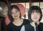 　「ＡＳＯＶＩＶＡ！」の卒業式であいさつする長村知愛を見守る吉元かおり。吉元自身も「宝物のような時間を一緒に過ごしてくれて、ありがとう」と卒業生に語りかけた＝２０２４年３月、大阪府河南町