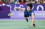 　女子シングルス１次リーグでカナダ選手に勝利した山口茜。決勝トーナメント進出を決めた＝パリ（共同）