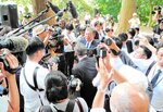 報道陣の囲み取材に応じる石破氏＝２４日、八頭町郡家殿の和多理神社