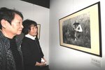 塩谷定好の芸術写真に見入る来館者ら＝４日、琴浦町赤碕の塩谷定好写真記念館