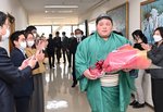 社員らの歓迎を受け、表敬訪問する落合関＝７日、鳥取市富安２丁目の新日本海新聞社