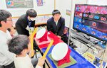 ｅスポーツ交流会を運営する生徒ら（奥）