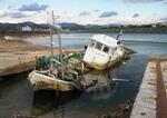 　和歌山県の湯浅広港に放置された漁船＝２０２４年１２月