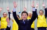 　さいたま市長選で５選を果たし、万歳する清水勇人氏（中央）ら＝２５日午後、さいたま市