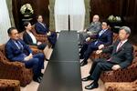 　会談に臨む自民党の武見敬三（奥右）、立憲民主党の水岡俊一（同左）両参院議員会長ら＝２８日午前、国会