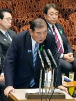 　参院予算委の集中審議で答弁する石破首相。右奥は赤沢経済再生相＝２１日午前