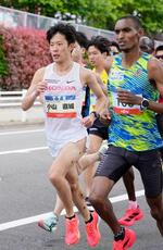 　男子　力走する小山直城（左）。１時間１分５８秒で２位＝仙台市