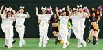 試合開始前に「うさぎダンス」を披露する県職員ら＝２日、東京都文京区の東京ドーム