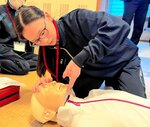 人形を使って気道確保の訓練を行う生徒