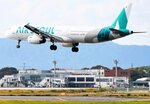 米子－ソウル定期便再開で米子鬼太郎空港に飛来したエアソウルの初便＝２５日午後、鳥取県境港市