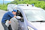 ランプ類の点灯状態を確認する職員＝１０日、倉吉市中江