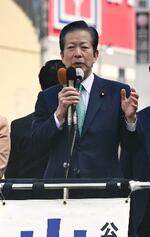 　街頭演説する公明党の山口那津男代表＝２日午前、東京都豊島区