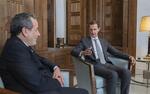 　イランのアラグチ外相（左）と会談するシリアのアサド大統領＝１日、シリア・ダマスカス（シリア大統領府提供、ＡＰ＝共同）