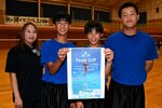 大会をＰＲする池山監督（左端）と倉吉ペアーズユースの選手たち