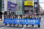 　警視庁が実施した事故防止啓発パレード＝２０日午前、東京都新宿区