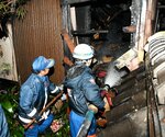 消火活動に当たる消防団員ら＝４日午前６時２７分、鳥取県倉吉市