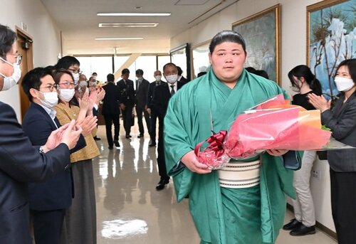 社員らの歓迎を受け、表敬訪問する落合関＝７日、鳥取市富安２丁目の新日本海新聞社