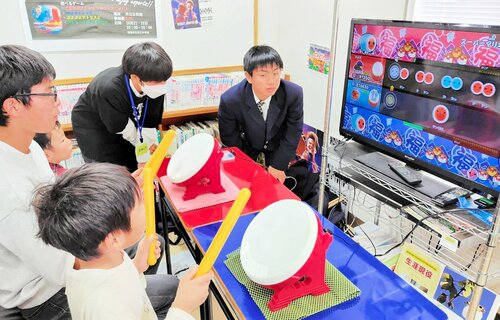 ｅスポーツ交流会を運営する生徒ら（奥）