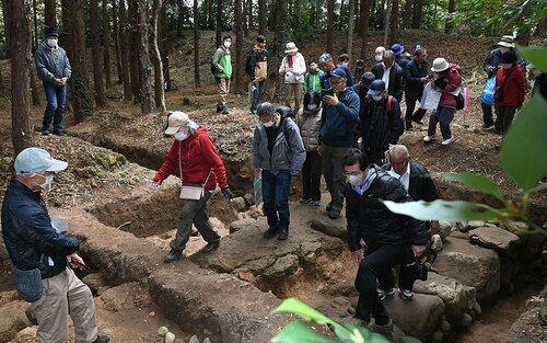 「築地塀」の基礎の上を歩く参加者＝２６日、米子市尾高