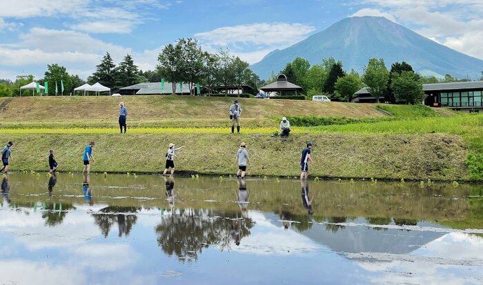 逆さ大山　絶好の田植え日和。水田に映る大山