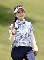 　第３日、４番でパーパットを決め笑顔の青木瀬令奈。通算８アンダーで首位＝グランディ鳴門ＧＣ