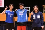 【当たった！】 抽選会でユニホームが当たり、笑顔がこぼれる参加者