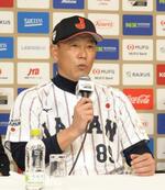 　記者会見で質問に答える野球日本代表の井端監督＝４日、堺市