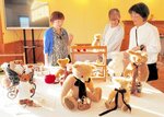 作品を通じテディベアの魅力を伝える種さん（右）