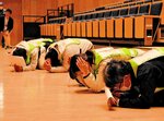 しゃがみ込んで体を守る参加者＝２０日、境港市上道町の市民交流センター