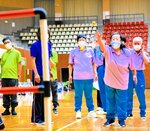 ラダーに向かってボールを投げる参加者