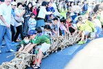 【せーの】力を合わせて大綱を引く子どもたち