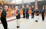 永井議長（左）から激励の花束を受け取る選手代表＝３日、境港市議会議場