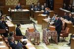 　党首討論で、立憲民主党の野田代表（左）の質問に答弁する石破首相＝２３日午後、国会