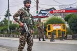 　１０日、カシミール地方のインド側支配地域で、検問所で警備に当たる治安要員（ＡＰ＝共同）