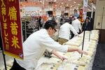 　店頭に並べられる備蓄米＝３１日午前、東京都大田区の「イトーヨーカドー大森店」