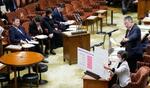 　参院予算委の集中審議で石破首相（左端）に質問する共産党の小池書記局長（右手前から２人目）＝１７日午後