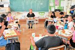 シェリーさん（中央）を囲んで国際交流給食を味わう児童ら